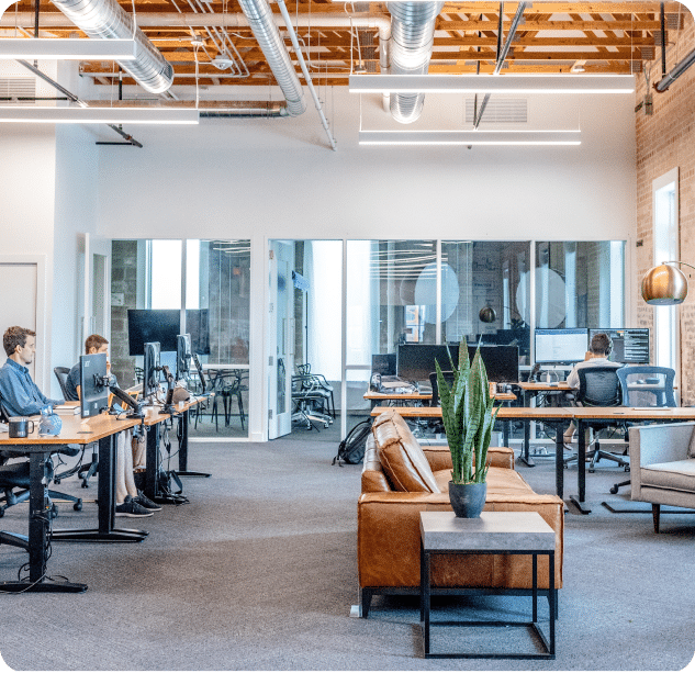 Photo d'espaces de travail : salle de réunion et bureaux individuels